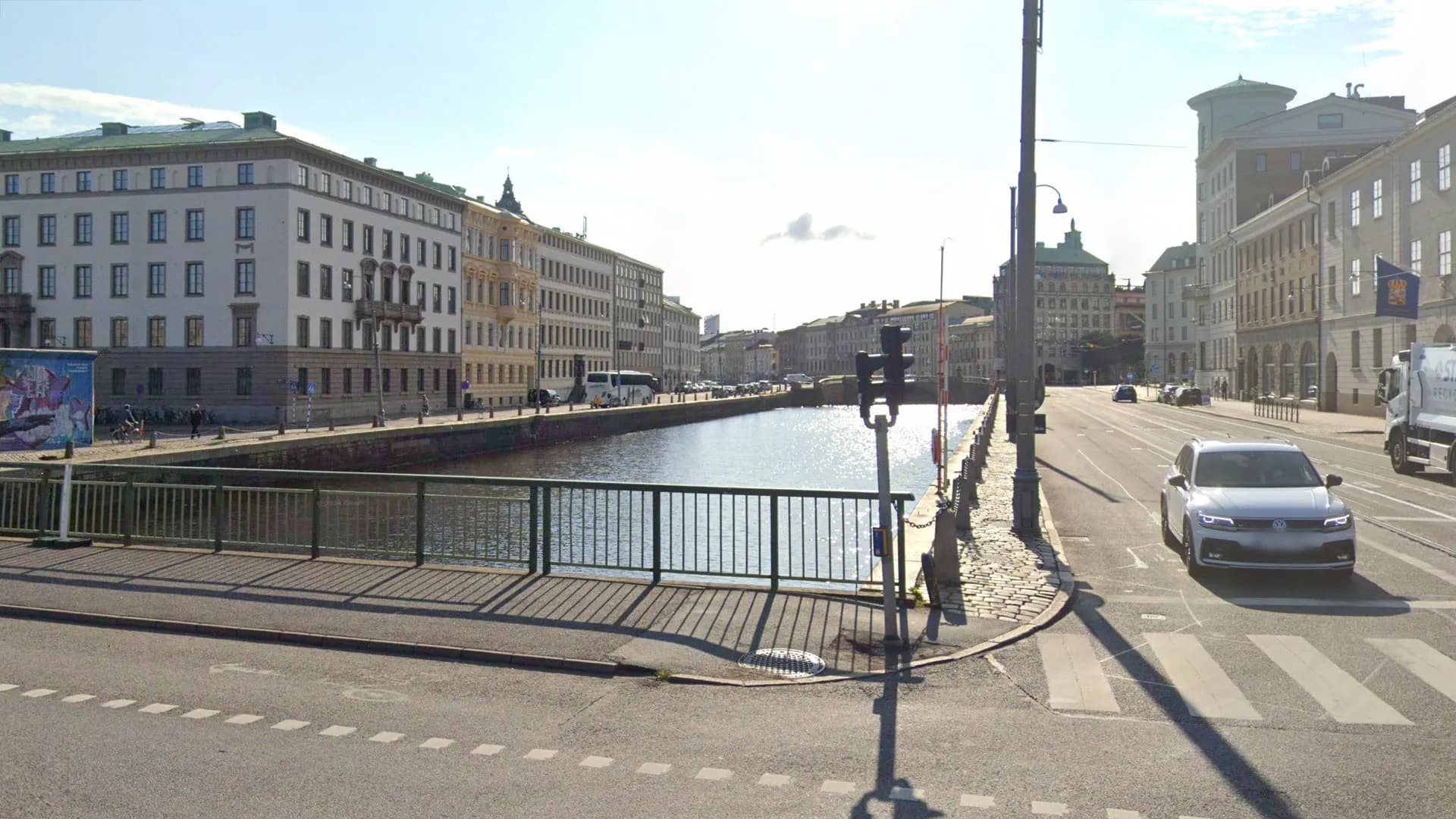 Stora Hamnkanalen i centrala Göteborg med kanalmurar och stenhusfasader, platsen där Västlänkens tunnel ska passera under kanalen