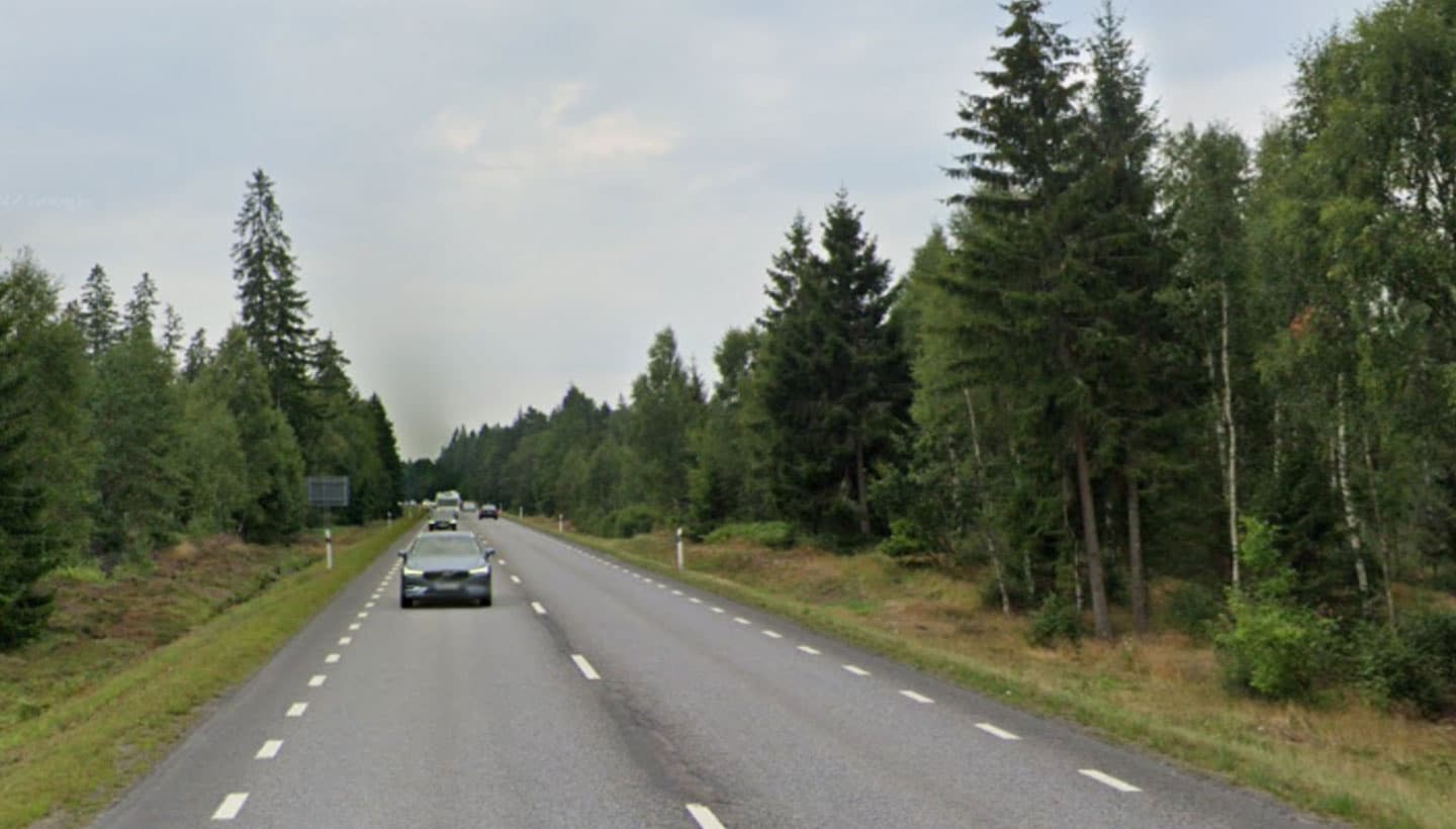 Väg 27 mellan Bredasten och Ulås, en tvåfältsväg genom skog som ska byggas om till mötesfri 2+1-väg